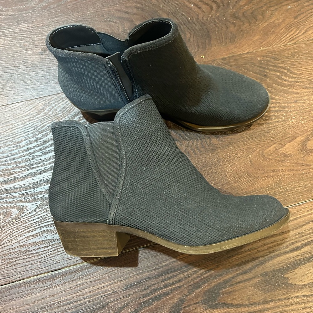 Kensie Gerona Women’s Grey Ankle Booties